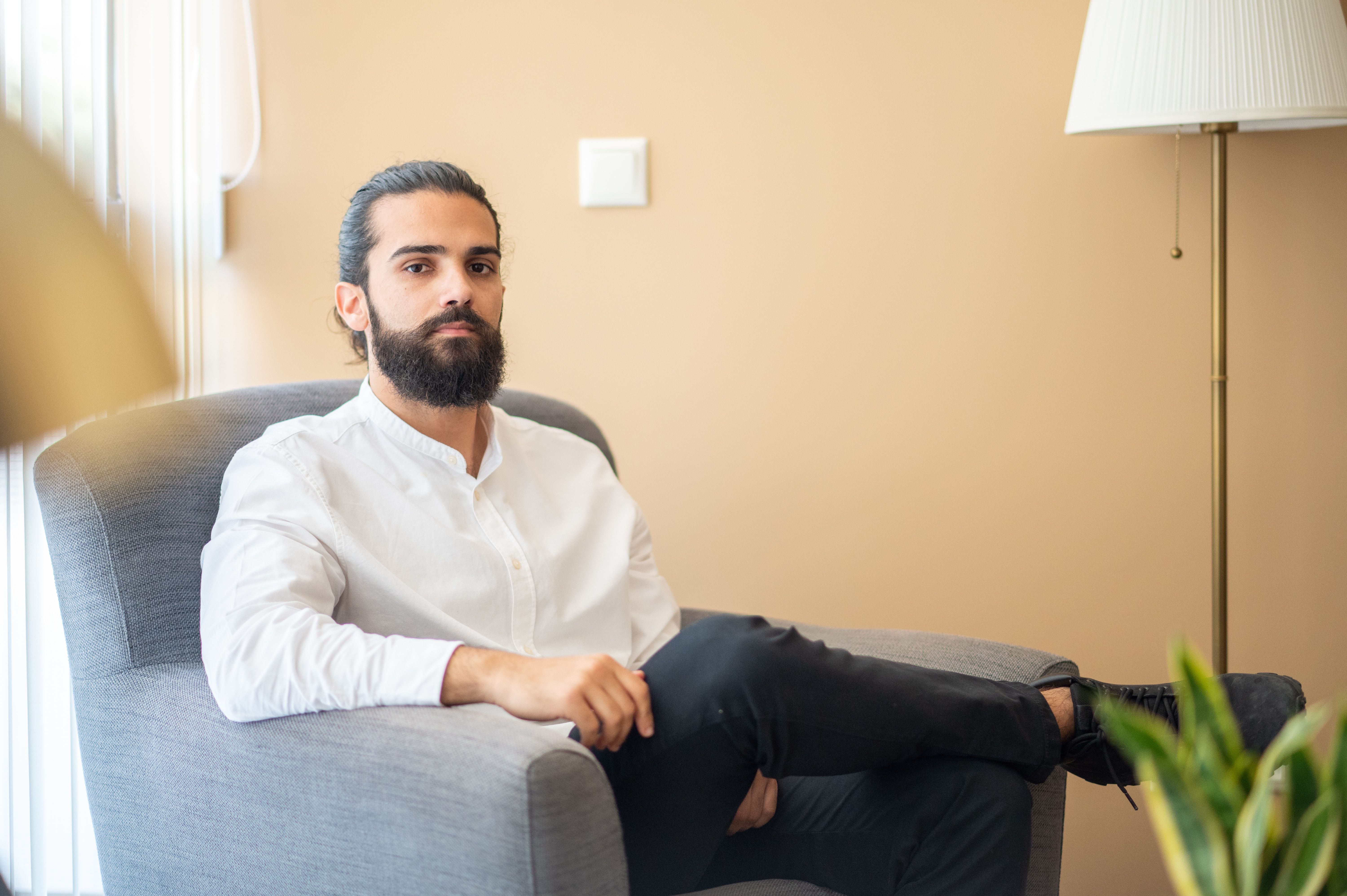 Ο ψυχολόγος - σεξολόγος Παναγιώτης Κόκκορης καθισμένος σε πολυθρόνα στο γραφείο του στη Γλυφάδα