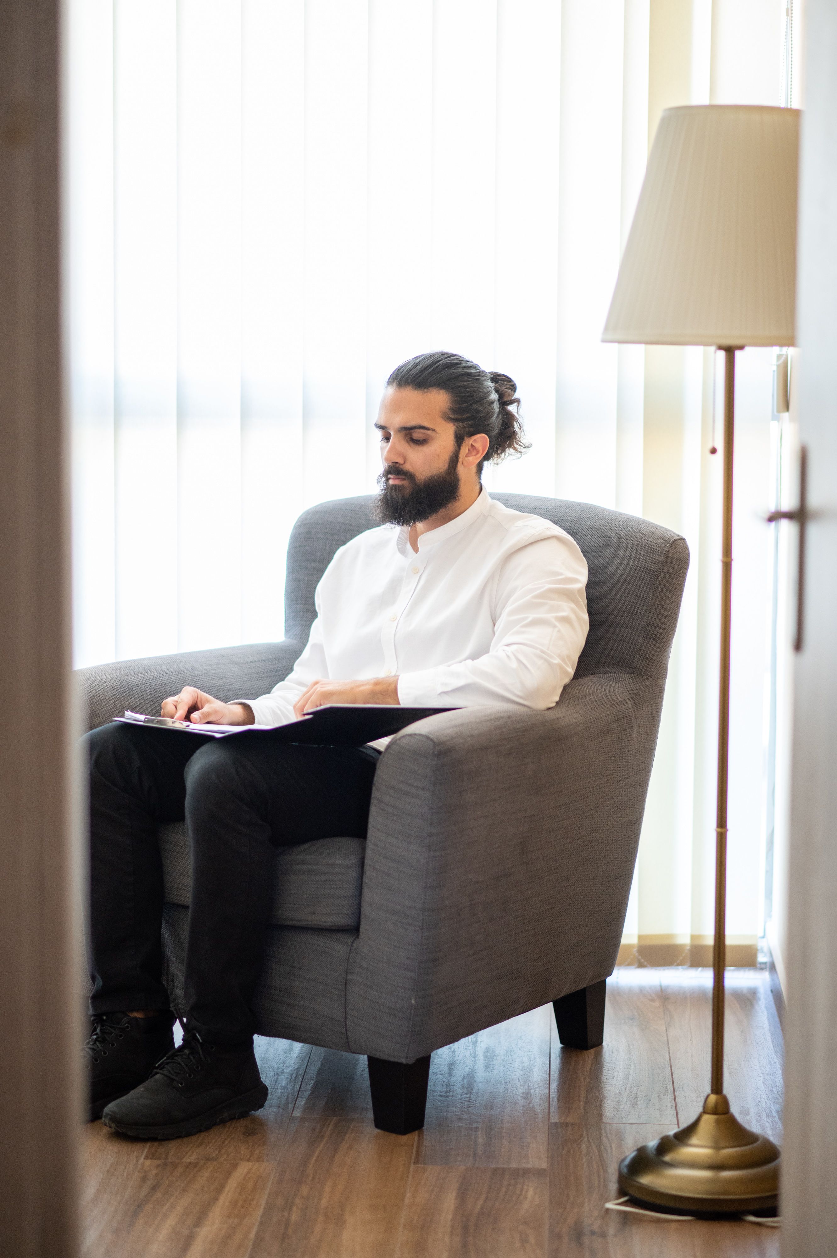 Ο ψυχολόγος - σεξολόγος Παναγιώτης Κόκκορης διαβάζοντας στο γραφείο του στη Γλυφάδα